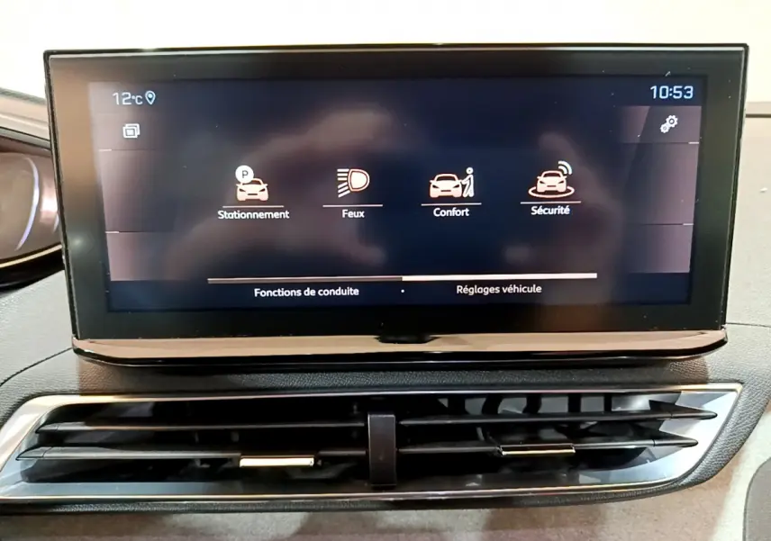 Écran tactile central affichant les réglages de conduite du Peugeot 5008 GT, intérieur noir et gris.