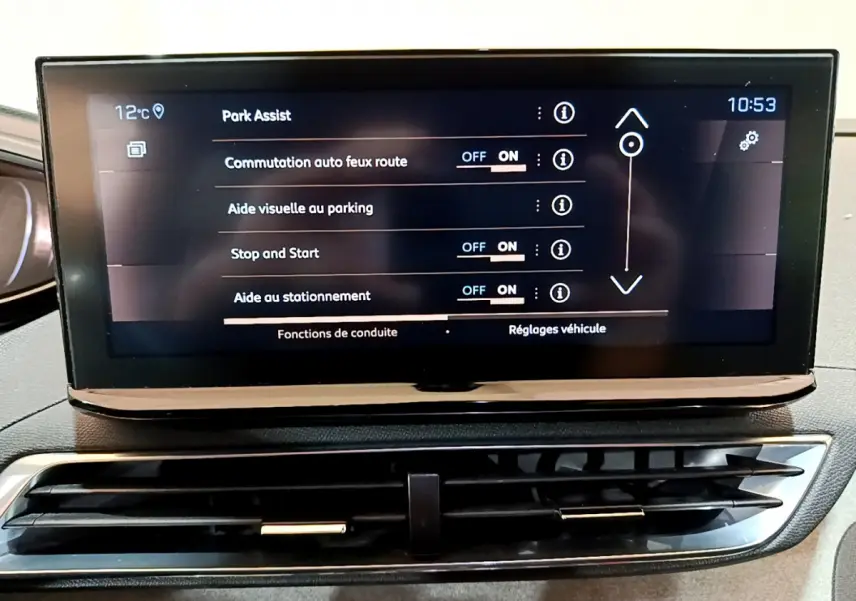 Écran tactile central du tableau de bord du Peugeot 5008 GT affichant les options d'aide au stationnement.