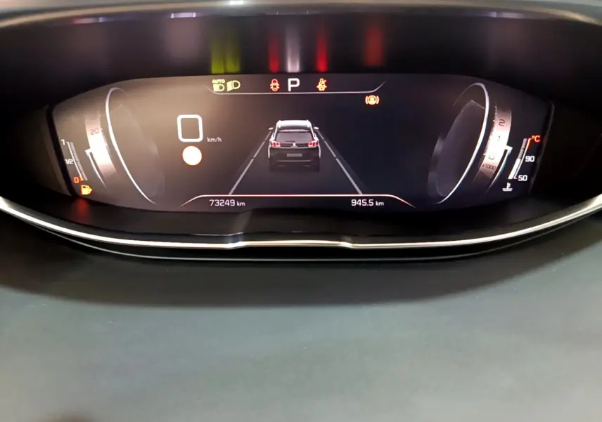 Tableau de bord numérique du Peugeot 5008 GT 2021 montrant un affichage arrière du véhicule en stationnement.