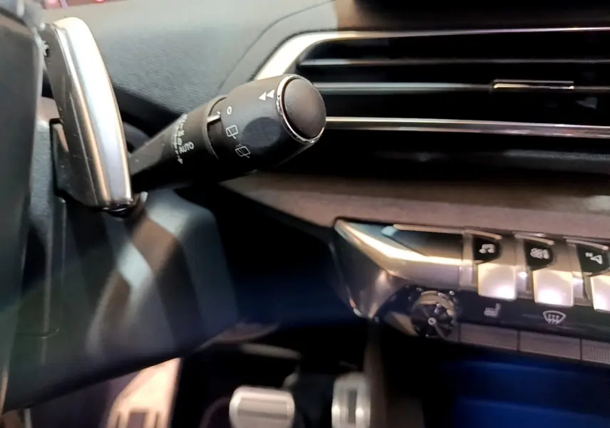 Détail du commodo d'essuie-glace et des commandes de climatisation sur le tableau de bord du Peugeot 5008 GT bleu 2021.
