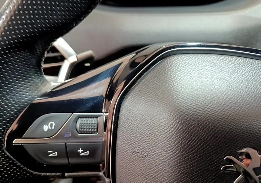 Gros plan sur le volant cuir noir avec commandes multifonctions du Peugeot 5008 GT 2021.