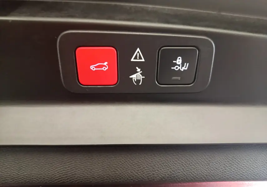 Gros plan sur les boutons de commande de coffre et verrouillage des sièges arrière du Peugeot 5008 GT bleu.