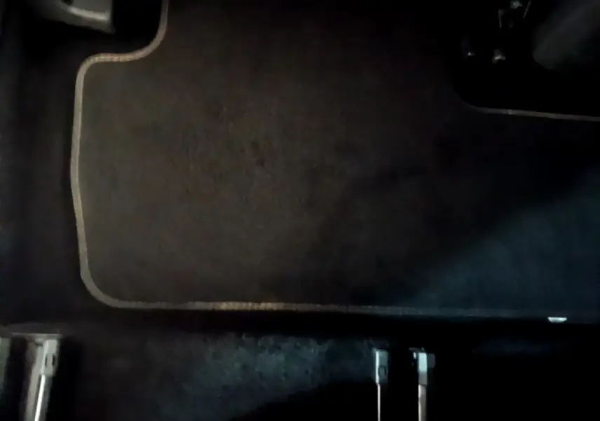 Tapis de sol noir avec bordure beige côté conducteur du Peugeot 5008 PureTech 130 S&S EAT8 GT 2021