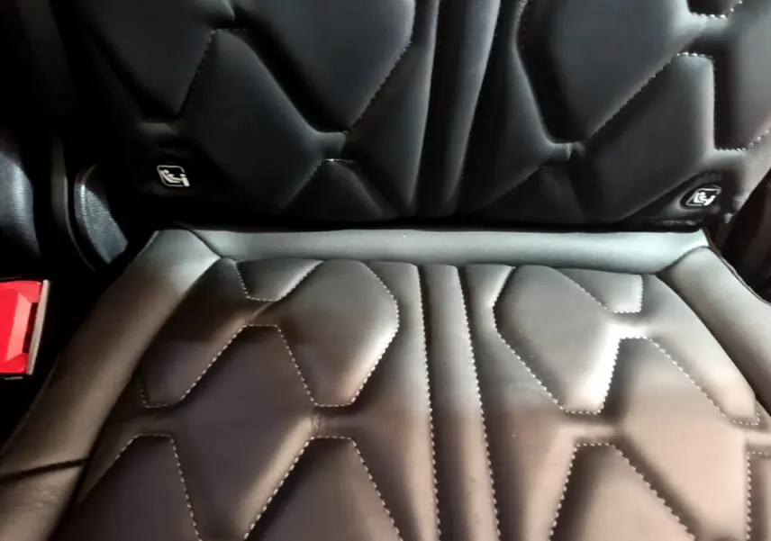 Gros plan sur la sellerie noire matelassée du siège individuel de la 3ème rangée du Peugeot 5008 GT 2021.