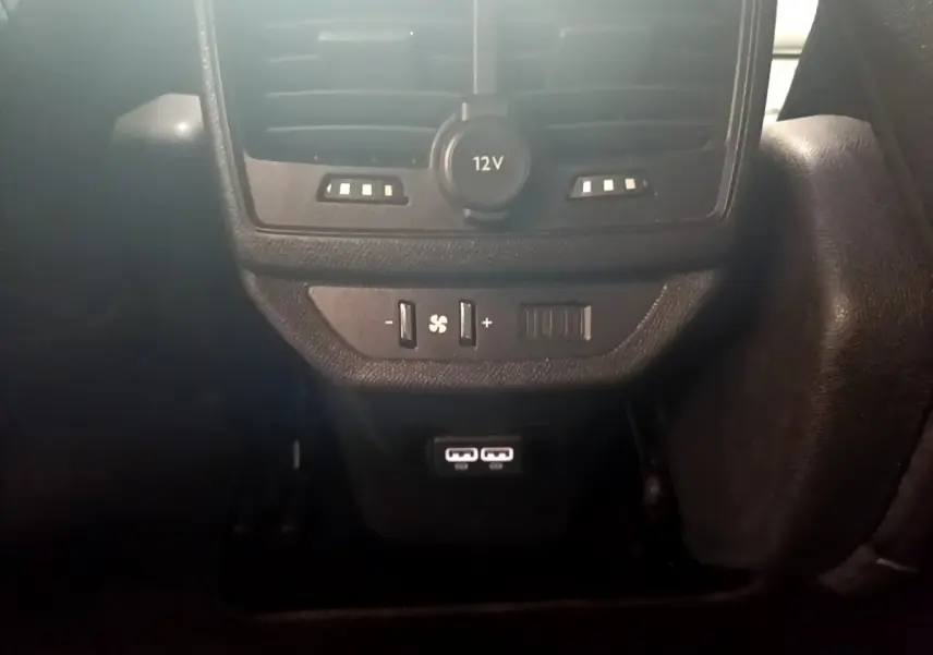Vue rapprochée de la console arrière du Peugeot 5008 bleu 2021, avec prises USB, prise 12V et commandes de ventilation.