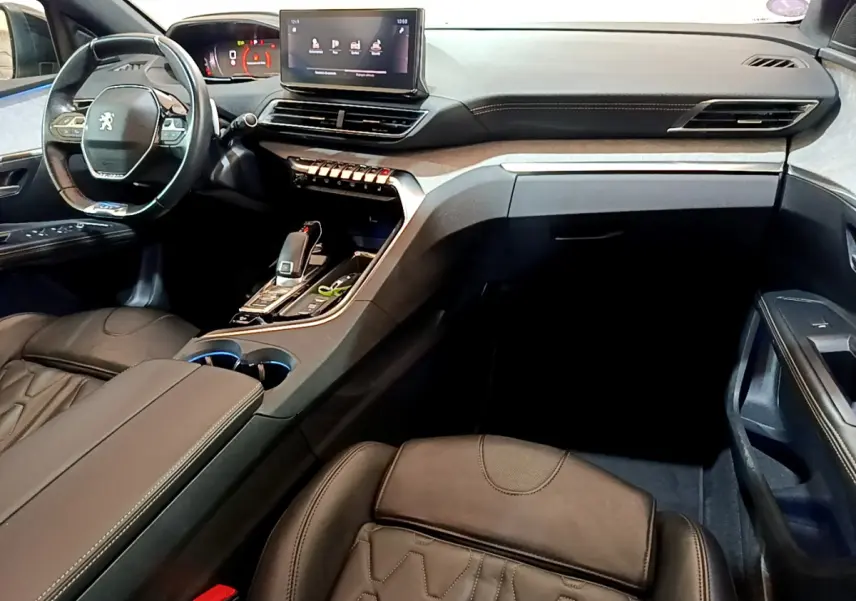 Intérieur noir du Peugeot 5008 PureTech 130 GT 2021, vue côté passager avec tableau de bord et écran tactile central.