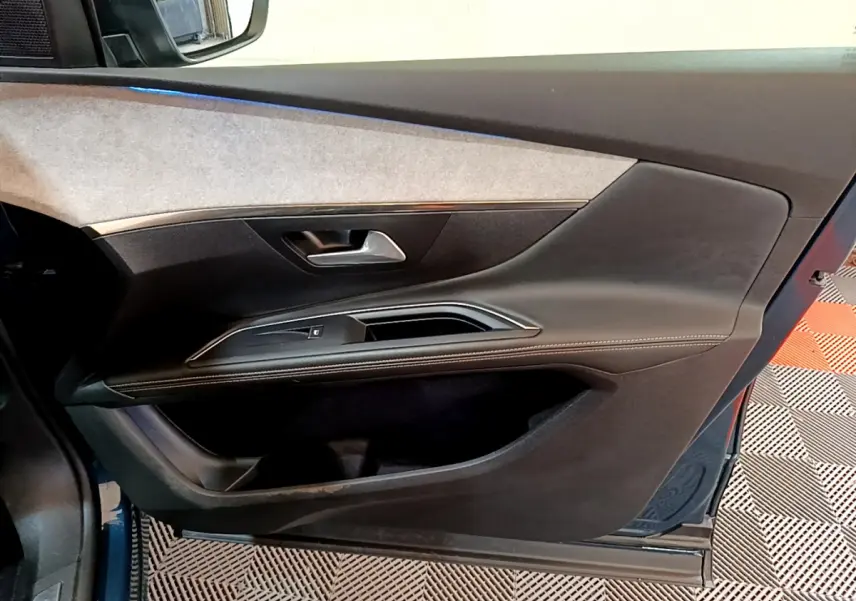 Vue côté gauche de la porte avant bleu du Peugeot 5008 GT 2021 avec garniture tissu et surpiqûres blanches