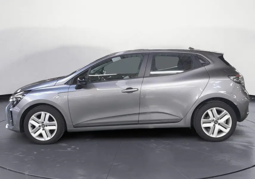 Profil droit d'une Renault Clio V gris schiste 2024 avec jantes alliage et vitres teintées sur fond neutre.