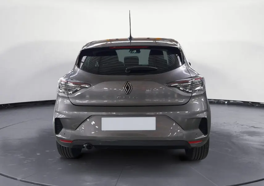 Vue arrière d'une Renault Clio V gris schiste 2024 avec feux LED et lunette arrière teintée.