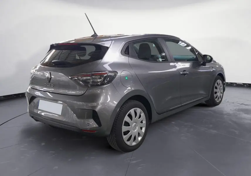 Vue 3/4 arrière droite d'une Renault Clio V gris schiste avec enjoliveurs tôle 16 pouces dans un studio blanc.