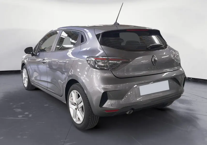 Vue 3/4 arrière droite d'une Renault Clio V gris schiste avec feux LED et jantes tôle 16 pouces en intérieur studio.