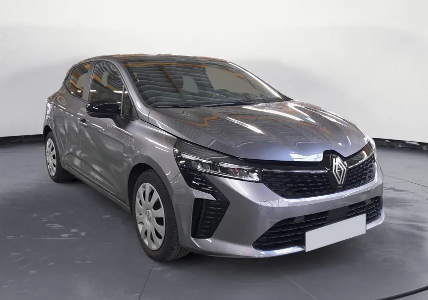 Renault Clio V gris schiste vue 3/4 avant avec enjoliveurs tôle 16 pouces et calandre noire distinctive.
