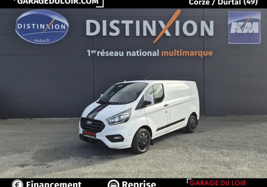 Fourgon Ford Transit Custom blanc vu en 3/4 avant droit avec bande noire sur le capot et jantes noires.