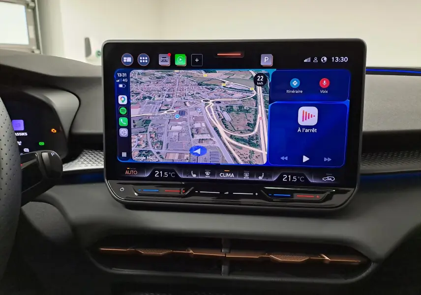 Vue intérieure centrée sur l'écran tactile du tableau de bord du CUPRA TERRAMAR 2025 avec navigation et climatisation affichées.