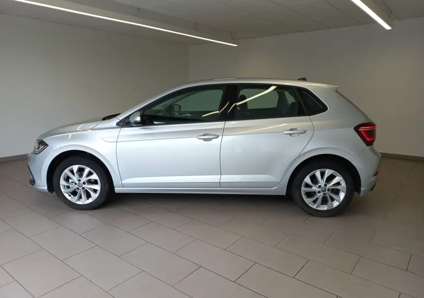 Volkswagen Polo 1.0 TSI 95 DSG7 Style en reflet d'argent vue de profil côté gauche dans un intérieur neutre.