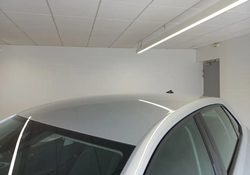 Vue partielle du toit et des vitres latérales droite d'une Volkswagen Polo 1.0 TSI 95 DSG7 Style en couleur Reflet d'Argent.
