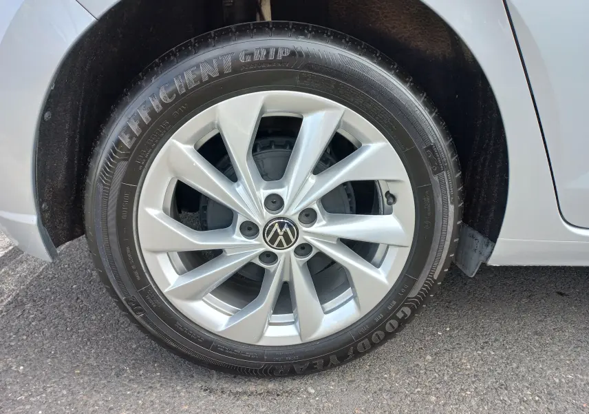 Gros plan sur la roue avant droite d'une Volkswagen Polo 2026 couleur reflet d'argent avec jante alliage et pneu Goodyear.