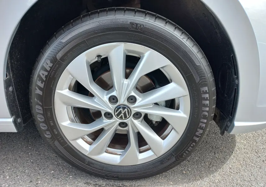 Gros plan sur la roue avant droite d'une Volkswagen Polo 1.0 TSI 95 DSG7 Style en peinture Reflet d'Argent.