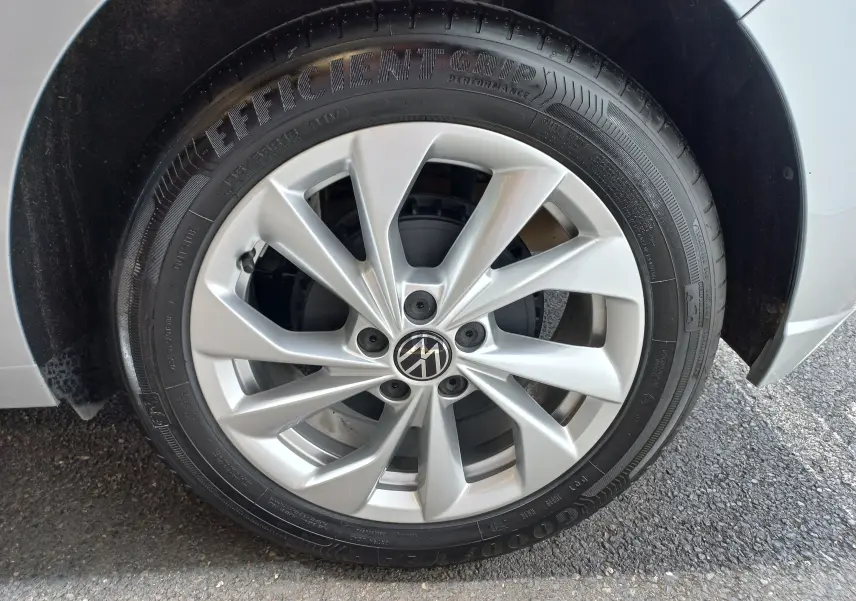 Gros plan sur la roue avant gauche d'une Volkswagen Polo 2026 couleur reflet d'argent avec jante alliage et pneu Goodyear.