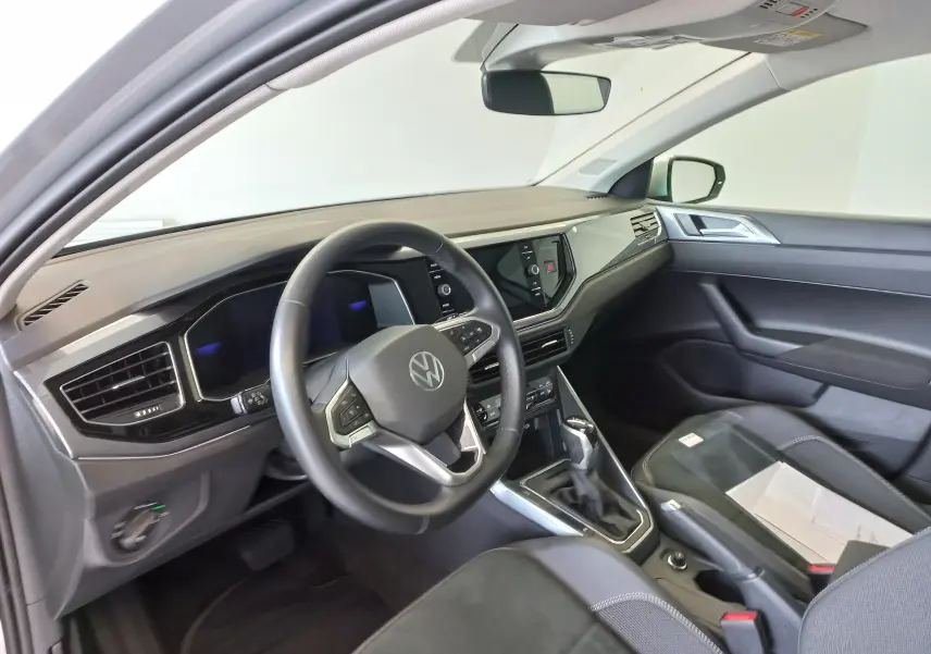 Vue intérieure côté conducteur de la Volkswagen Polo 1.0 TSI 95 DSG7 Style avec tableau de bord moderne et volant multifonction.