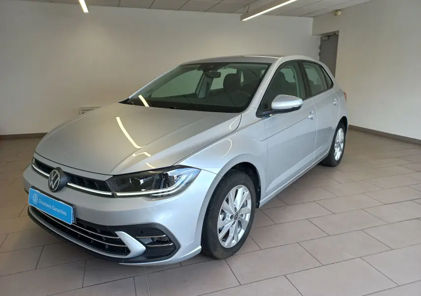 Volkswagen Polo 1.0 TSI 95 DSG7 Style en reflet d'argent vue 3/4 avant droit en intérieur showroom.
