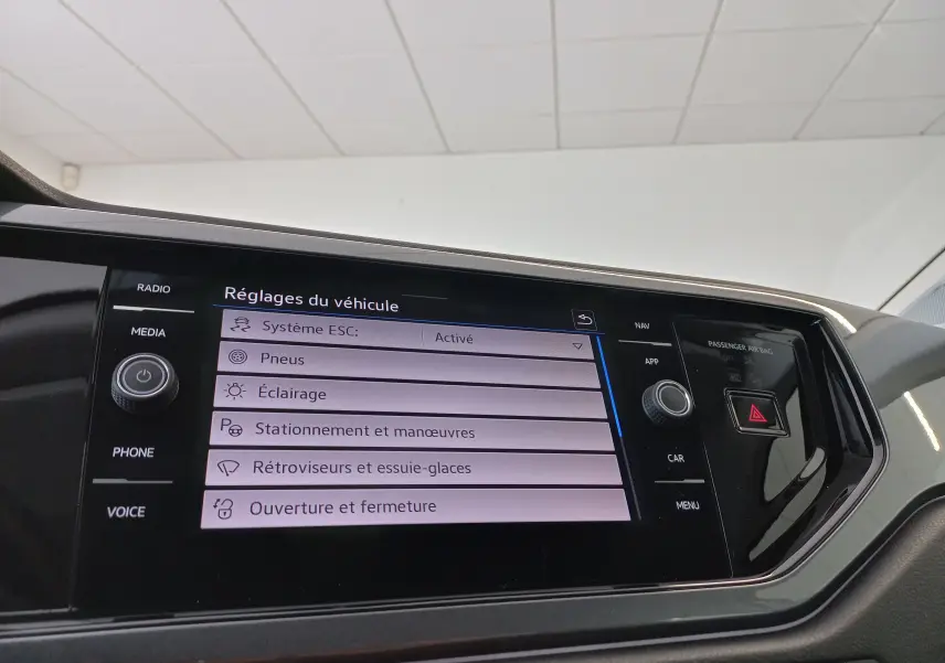 Écran tactile central du Volkswagen Polo 2026 affichant les réglages du véhicule dans un intérieur moderne.