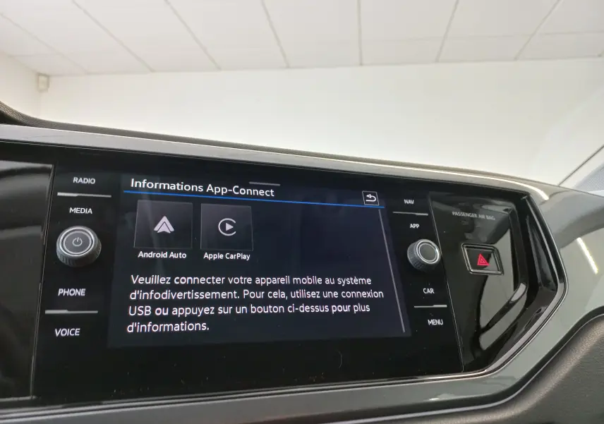 Vue rapprochée de l'écran tactile du système d'infodivertissement de la Volkswagen Polo 2026, affichant Android Auto et Apple CarPlay.