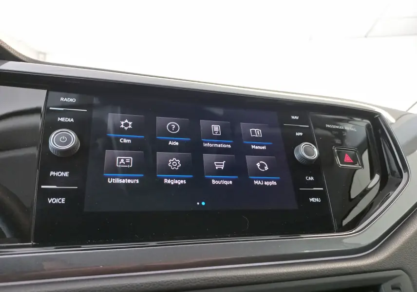 Écran tactile central du Volkswagen Polo 2026 affichant le menu principal avec commandes physiques sur les côtés.