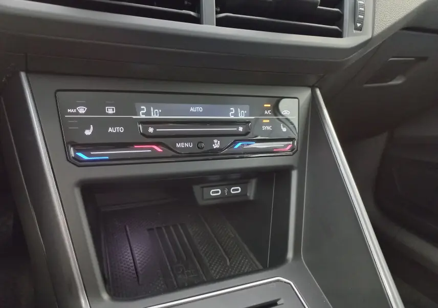 Vue rapprochée de la console centrale de la Volkswagen Polo 2026, avec commandes climatisation digitale et ports USB visibles.
