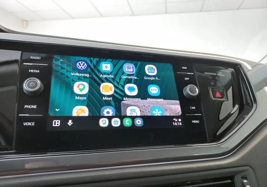 Écran tactile central de la Volkswagen Polo 2026 avec interface multimédia et commandes autour, intérieur noir.