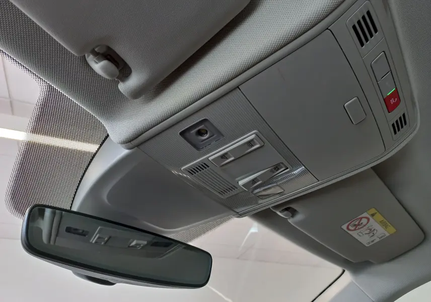 Vue intérieure du plafonnier gris clair avec commandes d'éclairage et rétroviseur dans une Volkswagen Polo 2026 reflet d'argent.