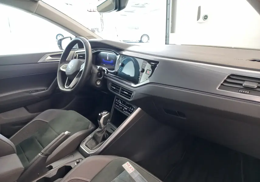 Vue intérieure côté conducteur de la Volkswagen Polo 1.0 TSI 95 DSG7 Style avec tableau de bord moderne et écran tactile central.