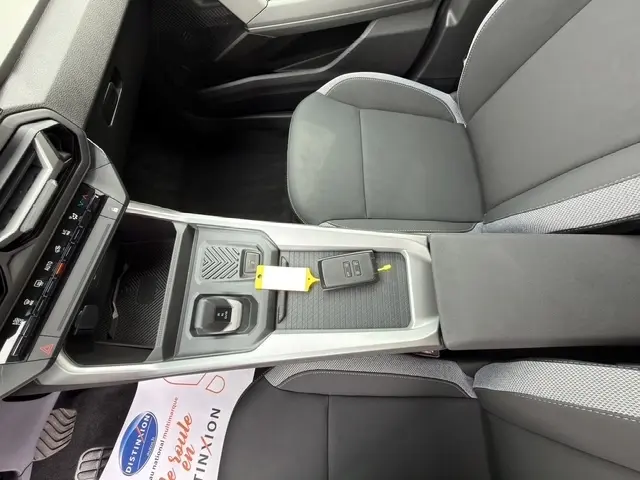Vue intérieure centrée sur la console centrale et les sièges gris foncé du Dacia Bigster Journey Hybrid 2026.