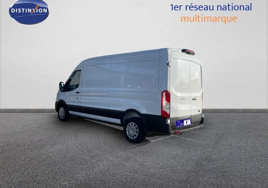 Ford Transit Fourgon blanc vu en 3/4 arrière droit sur fond neutre avec logo Distinxion en haut à gauche.