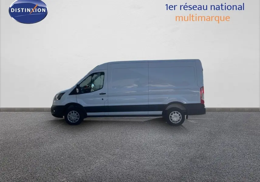 Fourgon Ford Transit blanc vu de profil côté gauche sur fond neutre, sans marquages visibles.