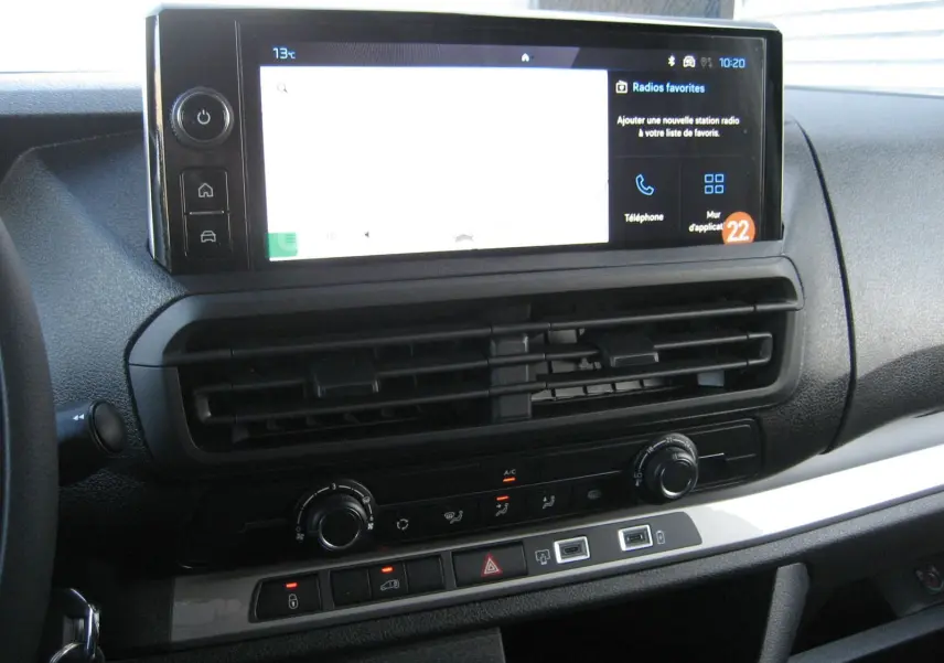 Tableau de bord du Peugeot Expert Fourgon 2025 avec écran tactile et commandes de climatisation vues de face.