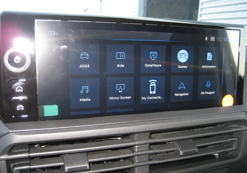 Écran tactile central du tableau de bord du Peugeot Expert Fourgon blanc 2025 affichant les options multimédia et navigation.