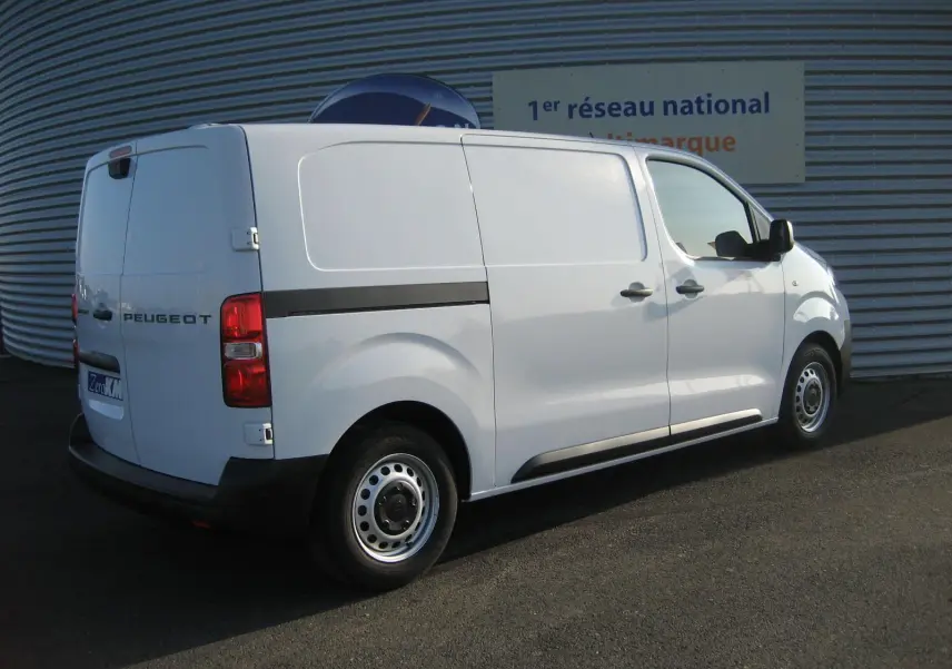 Vue 3/4 arrière droite d'un Peugeot Expert Fourgon blanc 2025 avec portes arrière battantes et jantes acier simples.