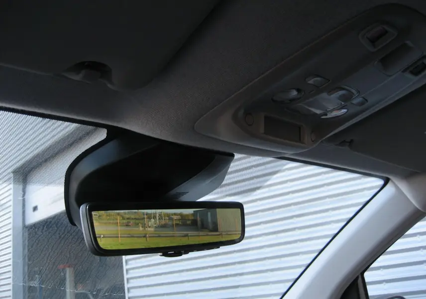 Rétroviseur intérieur du Peugeot Expert Fourgon blanc 2025 avec affichage caméra de recul et plafond gris.