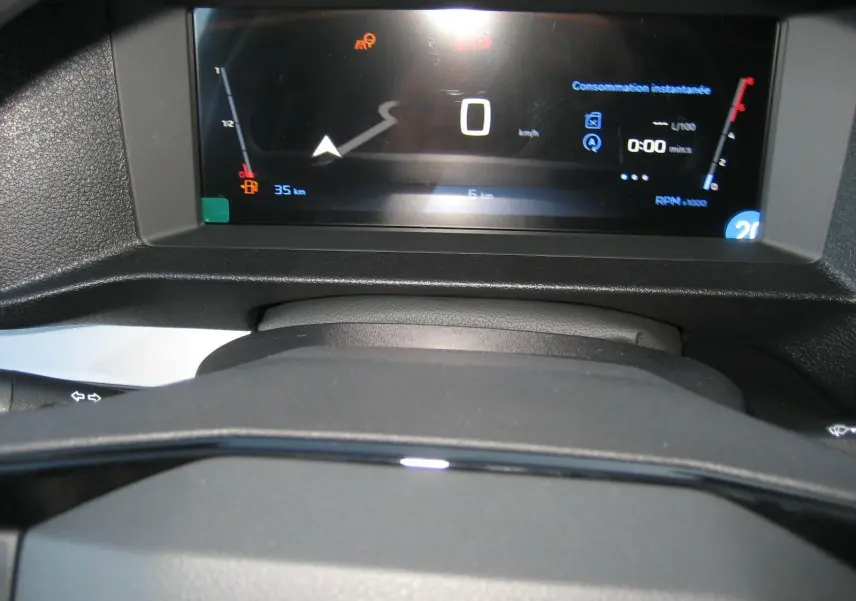 Tableau de bord numérique du Peugeot Expert Fourgon blanc 2025, affichant la vitesse et la consommation instantanée.