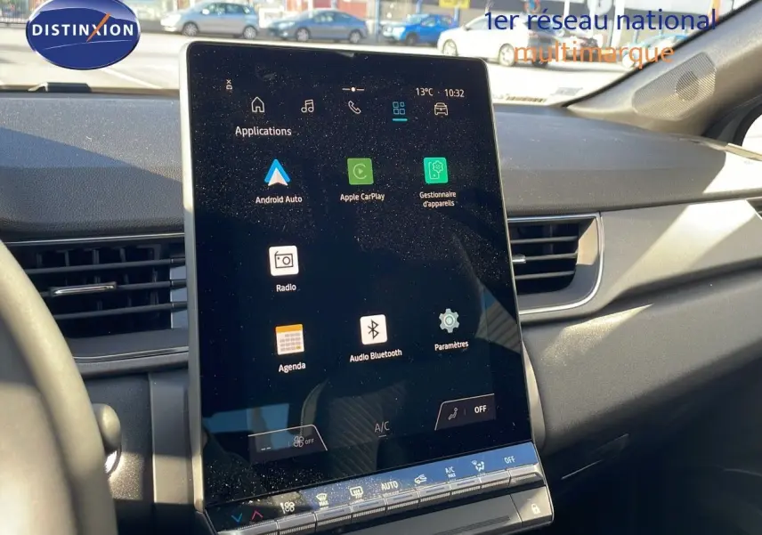Écran tactile central du tableau de bord du Renault Captur 2025, version E-Tech hybride, intérieur noir moderne.