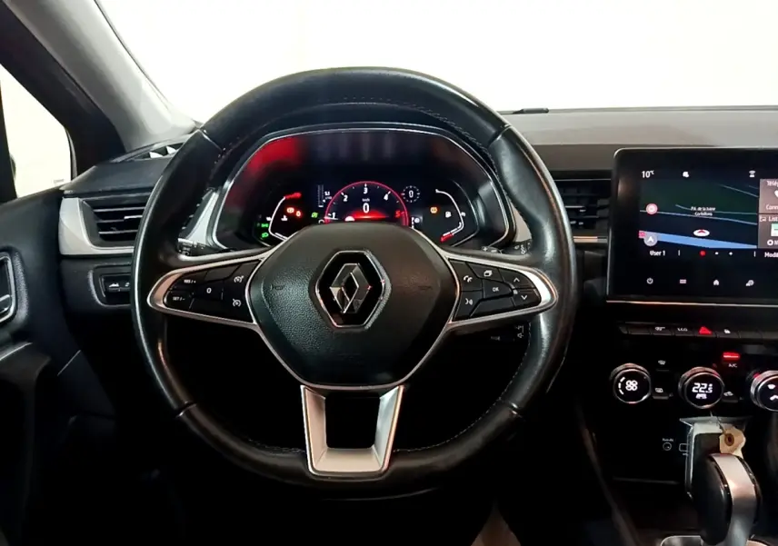 Vue intérieure centrée sur le volant cuir noir et le tableau de bord numérique du Renault Captur Intens 2020.