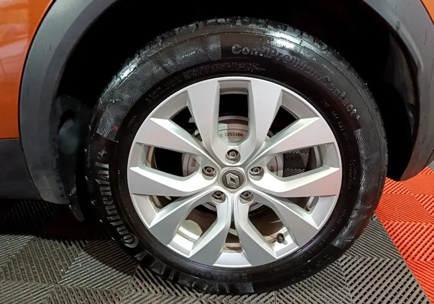 Gros plan sur la roue avant droite du Renault Captur jaune 2020, mettant en valeur la jante alliage et le pneu Continental.