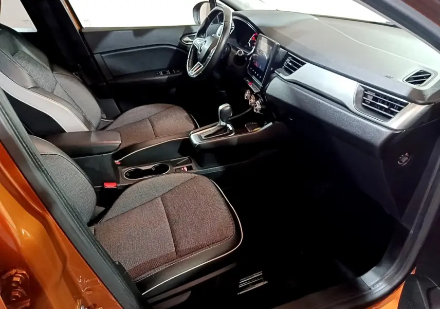 Intérieur avant droit du Renault Captur Intens 2020, sièges gris, tableau de bord avec écran tactile vertical.