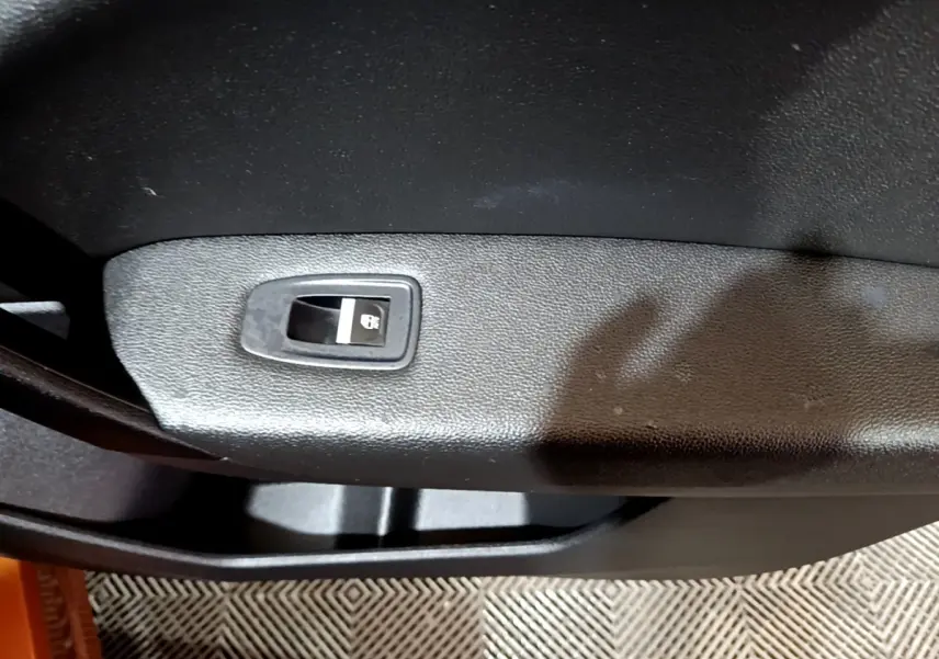 Détail de la commande de verrouillage des portes sur la porte intérieure d’un Renault Captur jaune Intens 2020.