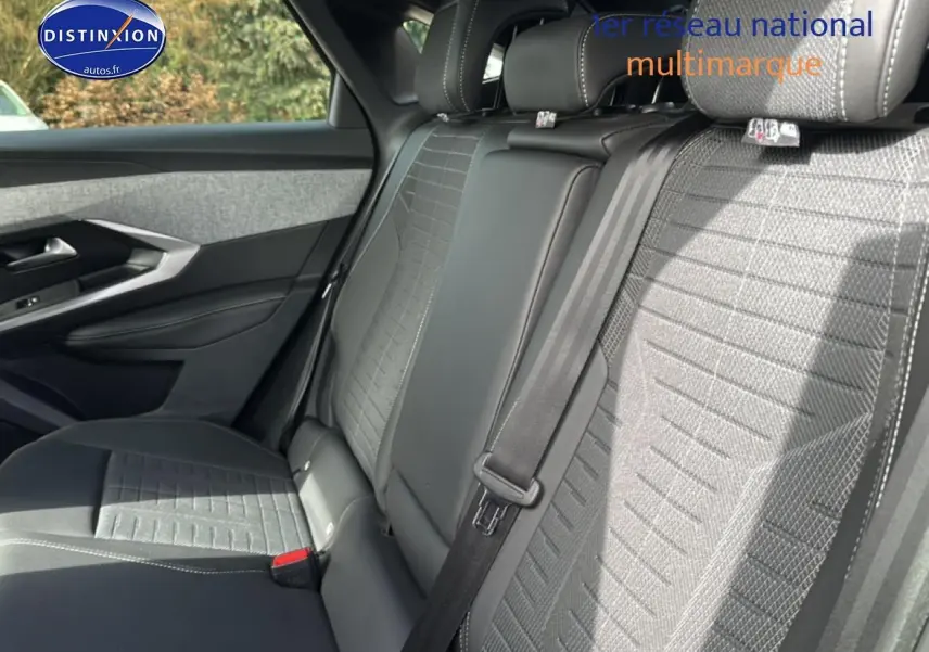 Vue intérieure sur la banquette arrière en tissu et cuir noir du Peugeot 3008 gris Artense, avec ceinture de sécurité visible.