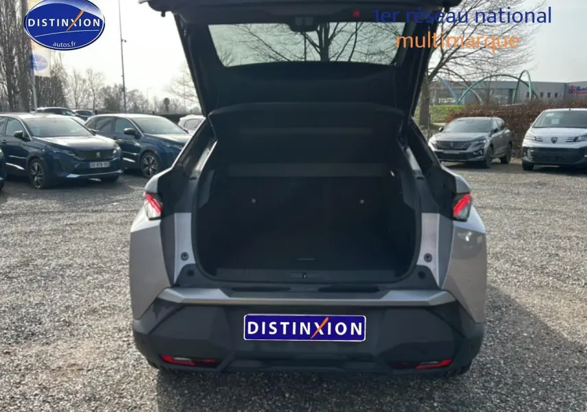 Vue arrière d’un Peugeot 3008 gris Artense avec coffre ouvert, feux arrière LED et pare-chocs noir contrastant.