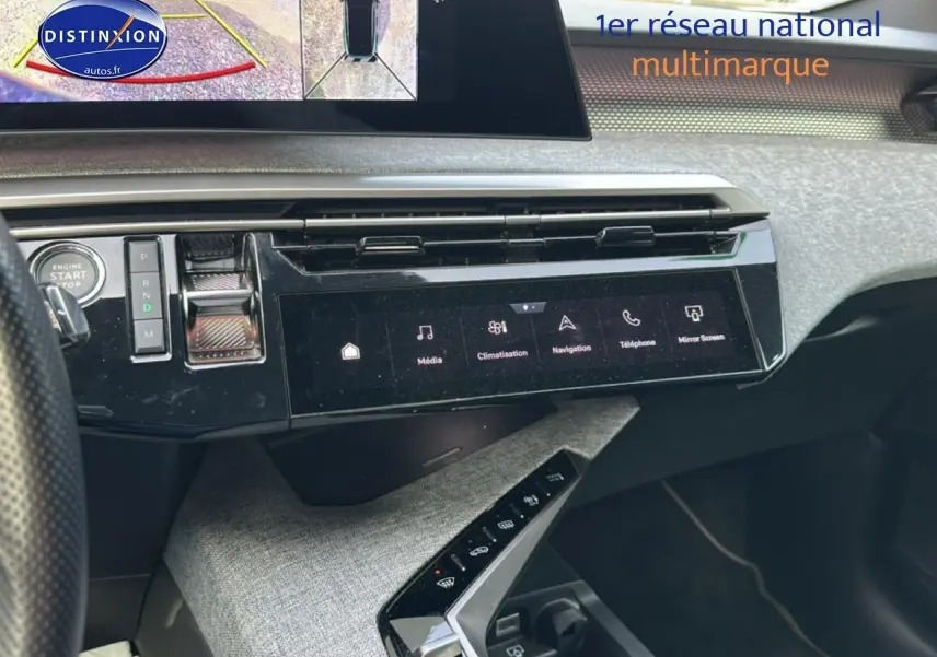 Vue intérieure du tableau de bord du Peugeot 3008 gris Artense, avec écran tactile et commandes modernes.
