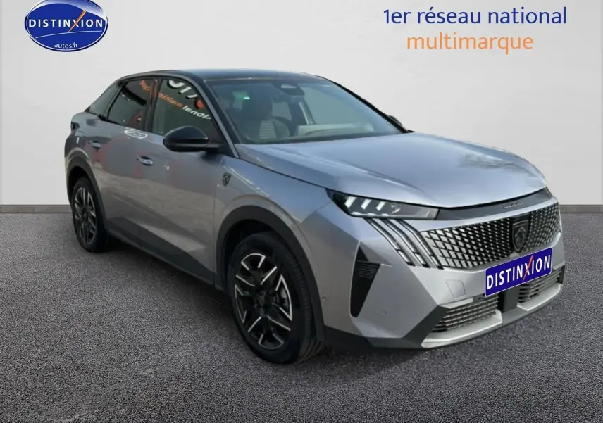 Peugeot 3008 gris Artense vue 3/4 avant droit avec calandre distinctive et jantes alu noires.