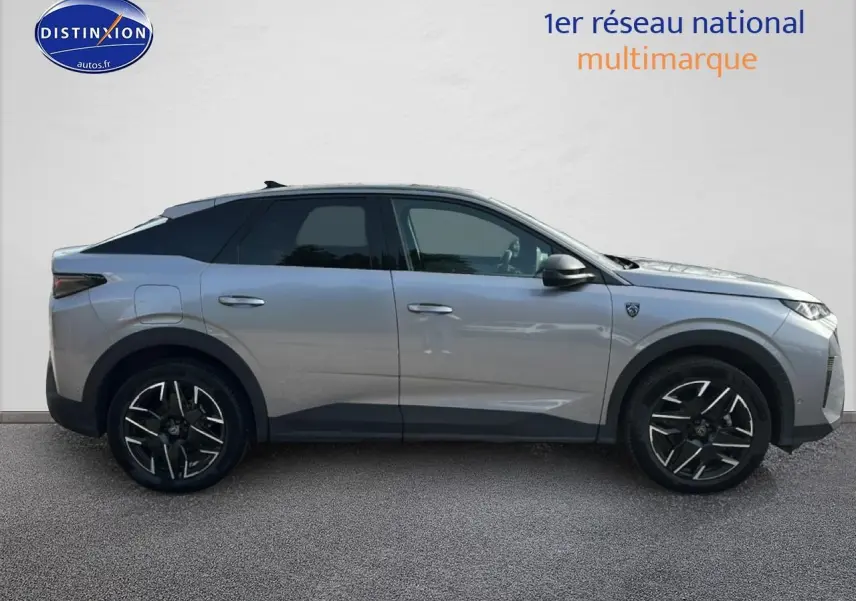 Profil droit du Peugeot 3008 1.2 hybrid 145 GT gris Artense avec jantes alliage noires et toit noir.